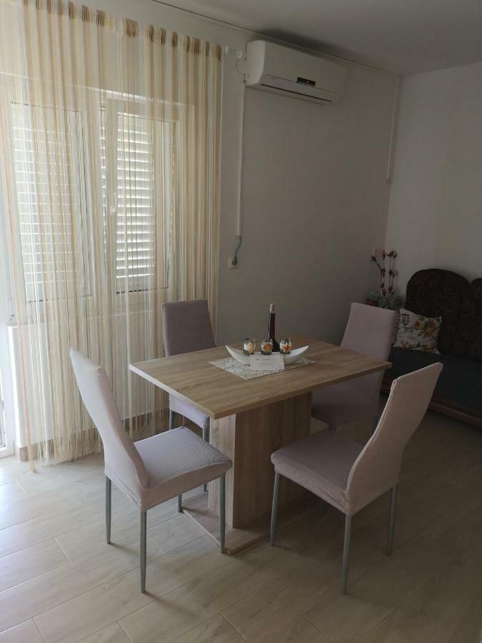 Apartments Milevcic Jelsa  Ngoại thất bức ảnh